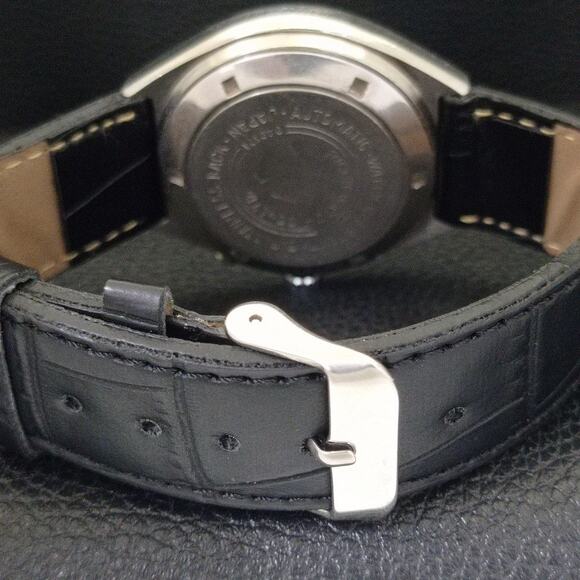 Vintage 1978 Ricoh Automatic Mens Silver Watch W/daydate & Red accents - Picture 2 of 10